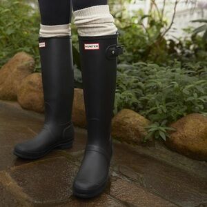 Hunter Classic Tall Rain Boots in Black